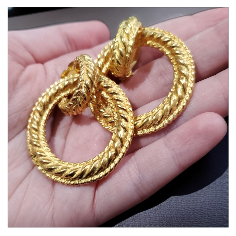 DEANNA HAMRO Vintage 80's 18k Gold Plated Big Byzantine Hoop Clip-on Earrings! - Picture 3 of 6